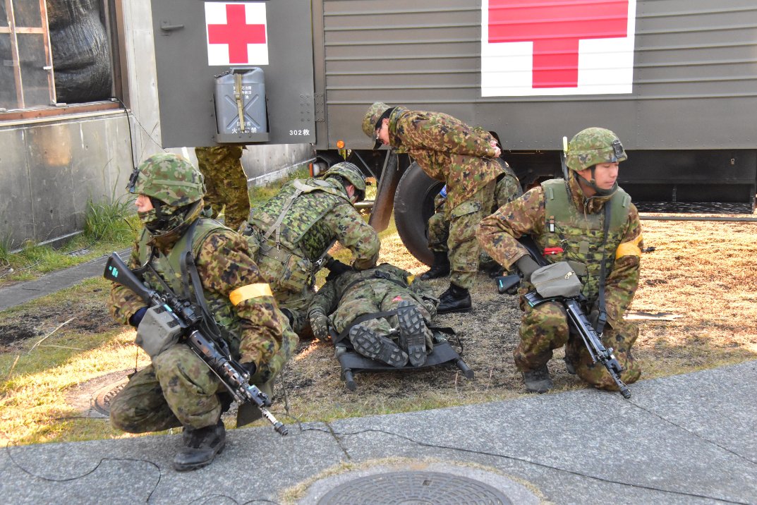13普連 第1中隊は訓練検閲を受閲しました。 空中機動を行い、降着後の