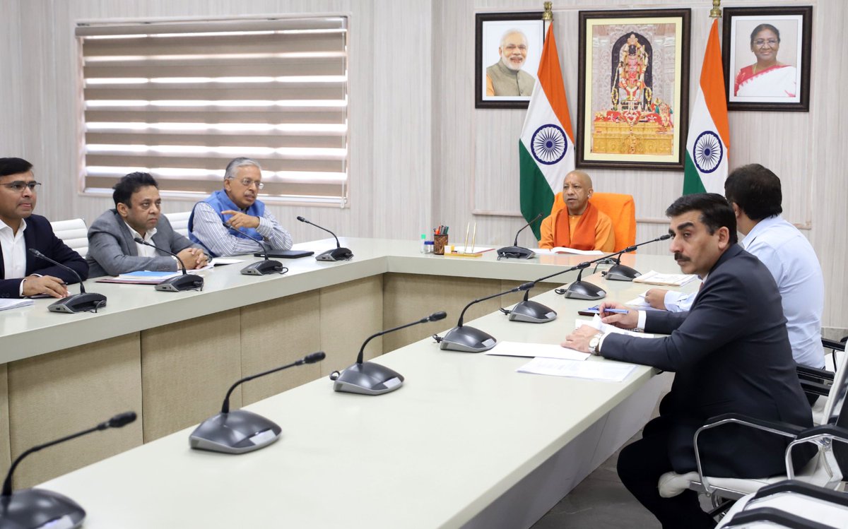 IndiaNewsUP_UK's tweet image. लखनऊ-  मुख्यमंत्री योगी ने अपने सरकारी आवास पर मेरठ, कानपुर और मथुरा-वृंदावन की विकास योजनाओं की समीक्षा बैठक की
@CMOfficeUP @myogiadityanath 
#YogiAdityanath #UPDevelopment #BreakingNews #UPCM #Meerut #Kanpur #MathuraVrindavan