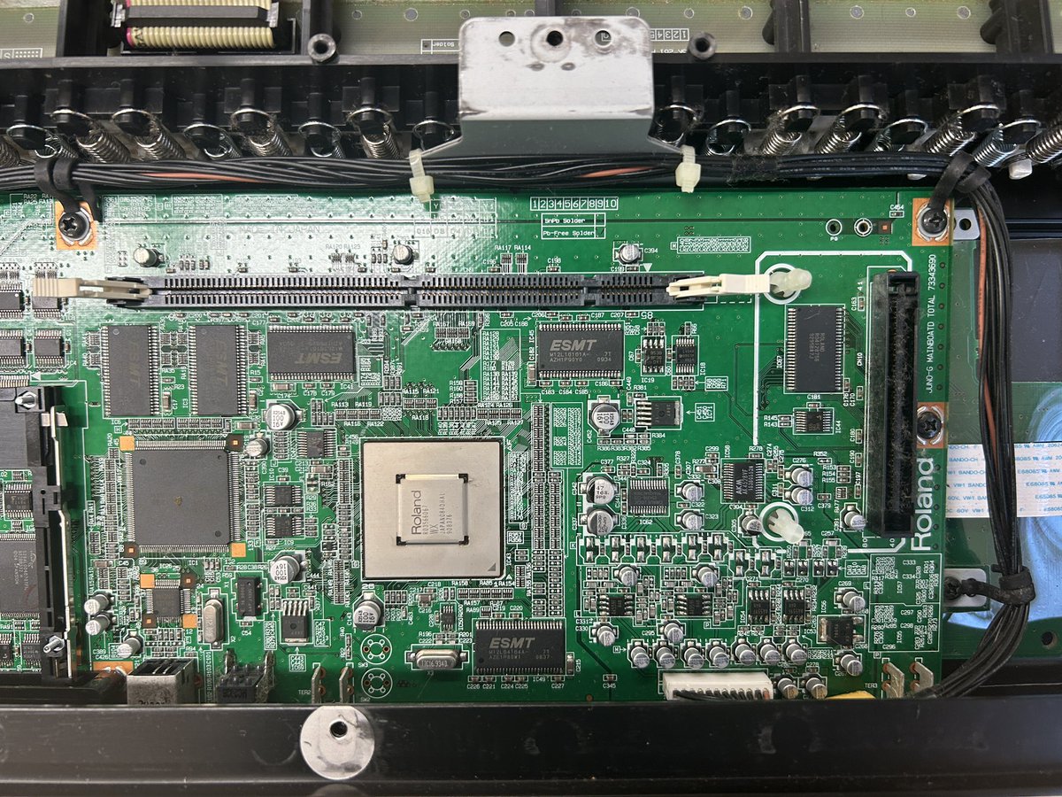tkoninformation's tweet photo. JUNO-Gちゃんを分解
液晶の故障は残念ながら治らず
新たなキーボードを迎え入れる時期かな https://t.co/hEUHDC5Kk4
