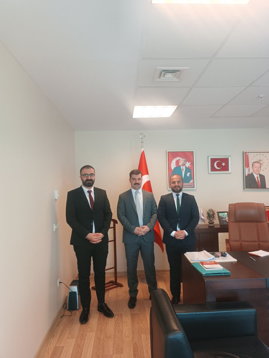 asdepder's tweet photo. 📍 Aile ve Sosyal Hizmetler Bakanlığı

Dernek Başkanımız Haluk DEMİRTOSUN ve Genel Sekreterimiz Necdet BİLİRER Personel Genel Müdür Yardımcımız Sn. Tarık TANGUROĞLU'yu makamında ziyaret ederek verimli bir görüşme gerçekleştirmiştir.

Görüşmede;
🔹 ASDEP personelinin 4/B sözleşmeli statüye geçiş sürecine ilişkin meslektaşlarımızın talepleri,
🔹 ASDU personelinin özlük haklarının iyileştirilmesine yönelik beklentiler detaylı şekilde iletilmiştir.

Nazik misafirperverlikleri ve değerli vakitleri için Sn. Genel Müdür Yardımcımıza teşekkür ediyor, çalışmalarında başarılar diliyoruz.

#AileYılı #ASDEP #ASDU #ASDEPDER