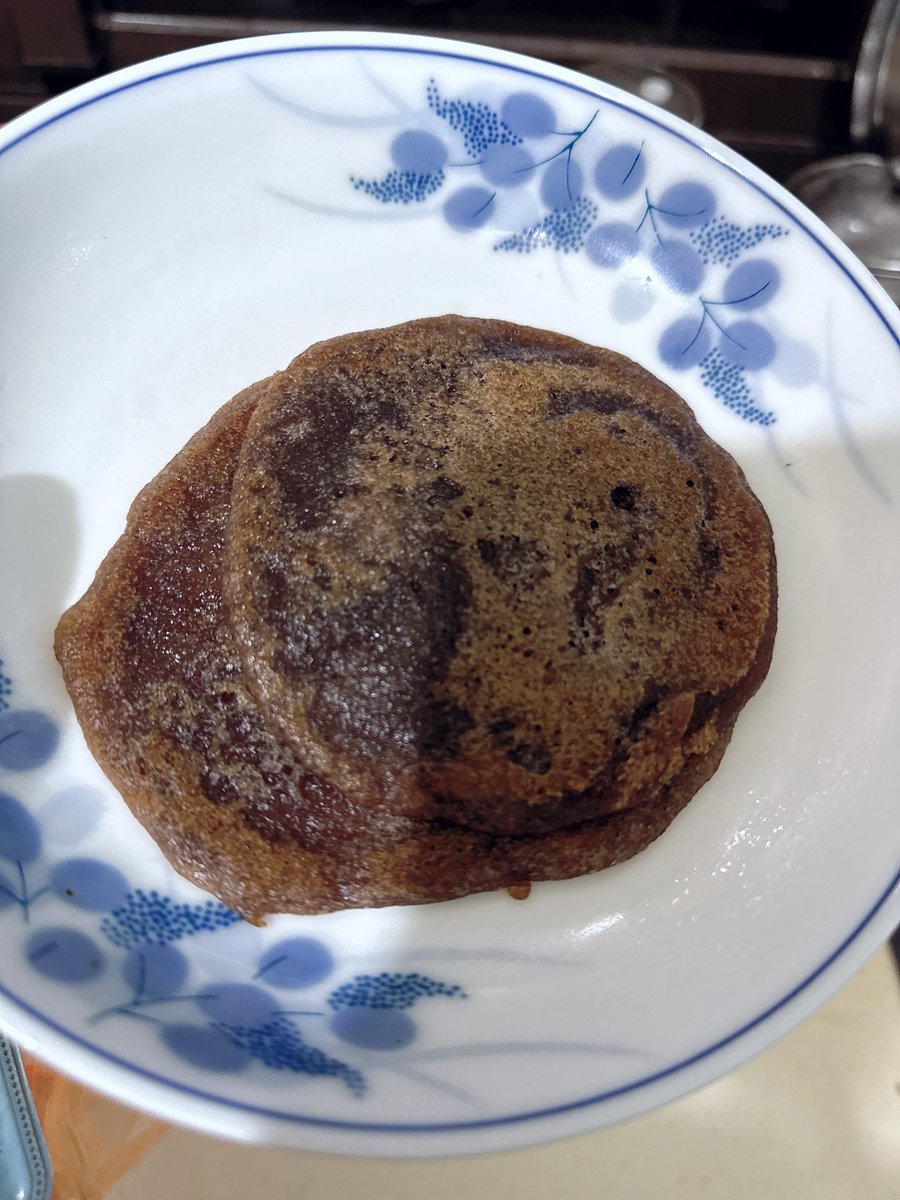 我弟怕我餓，煎給我吃的
雖然我不知道這是什麼
但弟弟難得心裡有我
我開動了 https://t.co/vZHhlae8SZ