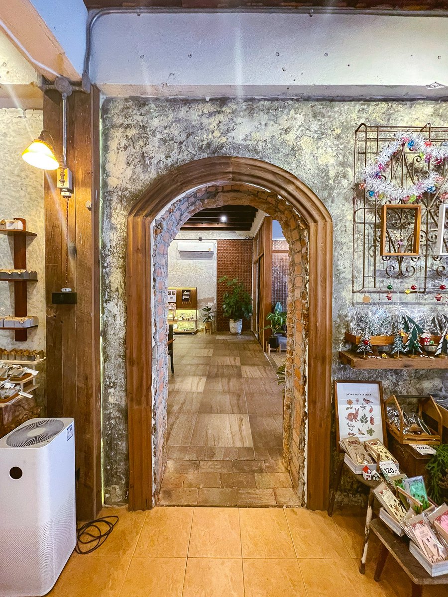 gin100_Official's tweet image. เป็นคาเฟ่ที่ไม่ต้องมีกระแสใดๆ แต่ลูกค้าเยอะตลอด ร้านไม่อ่อม มีน้ำมีข้าวมีขนม มีสินค้าจากไม้(ถาด จาน ช้อน) เปิดมาตั้งแต่ช่วงโควิด จนตอนนี้ก็หลายปีแล้ว #เชียงใหม่