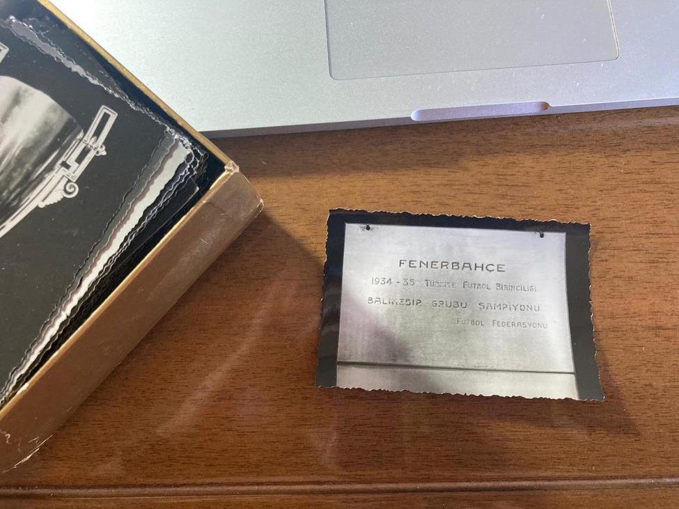 Fenerbahçe'ye ait bu kupa ve künye, muhtelif antikacıların elinde ESİR durumda... Zilyed olarak elinde bulunduranların DERHAL Fenerbahçe Spor Kulübü'ne teslim etmesi gerekir. Elden ele...