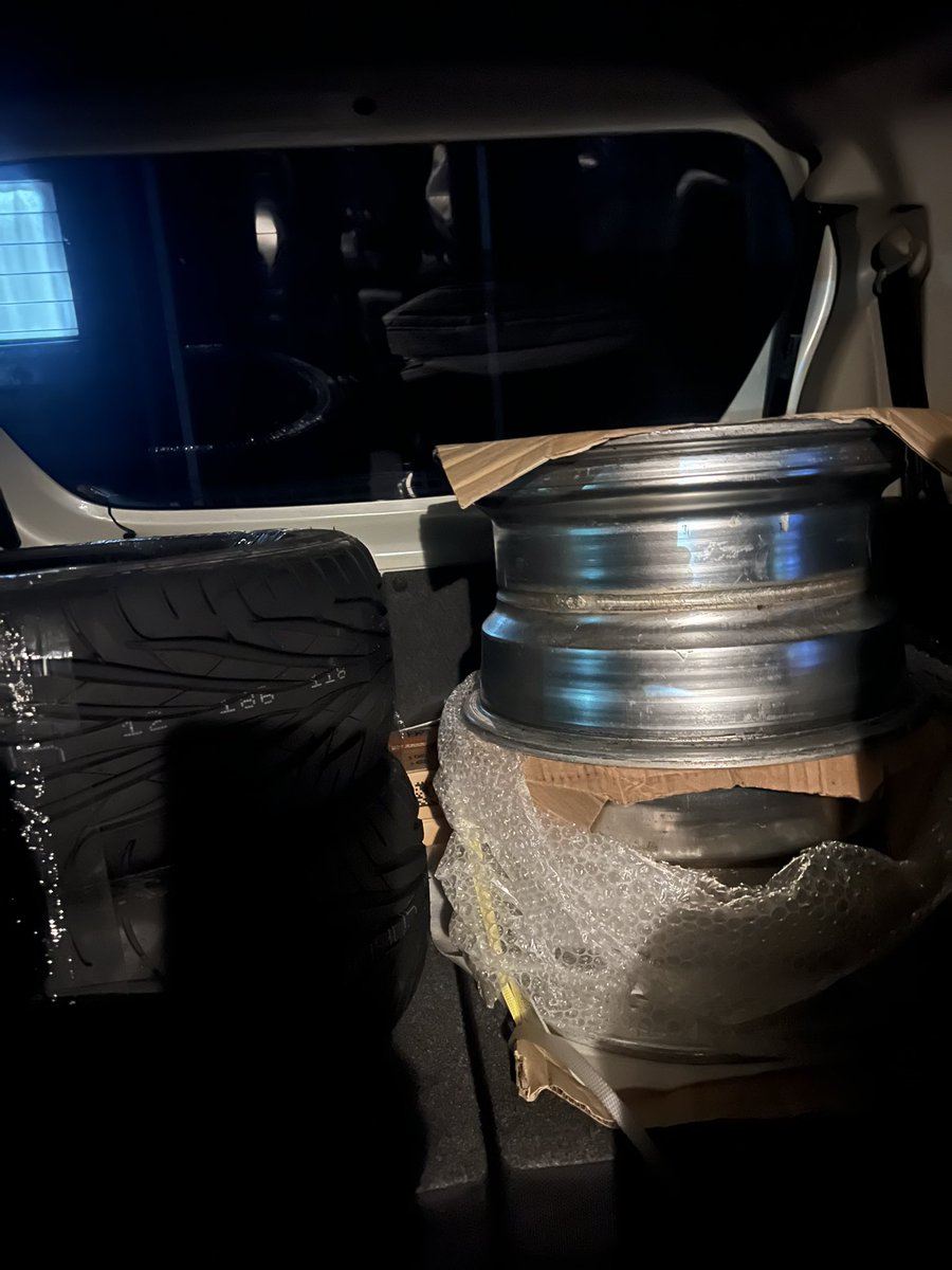 リア用のマキシスと
フロント用のメッシュのAタイプきた👏
あとはフロントタイヤ待ち🙏🏻