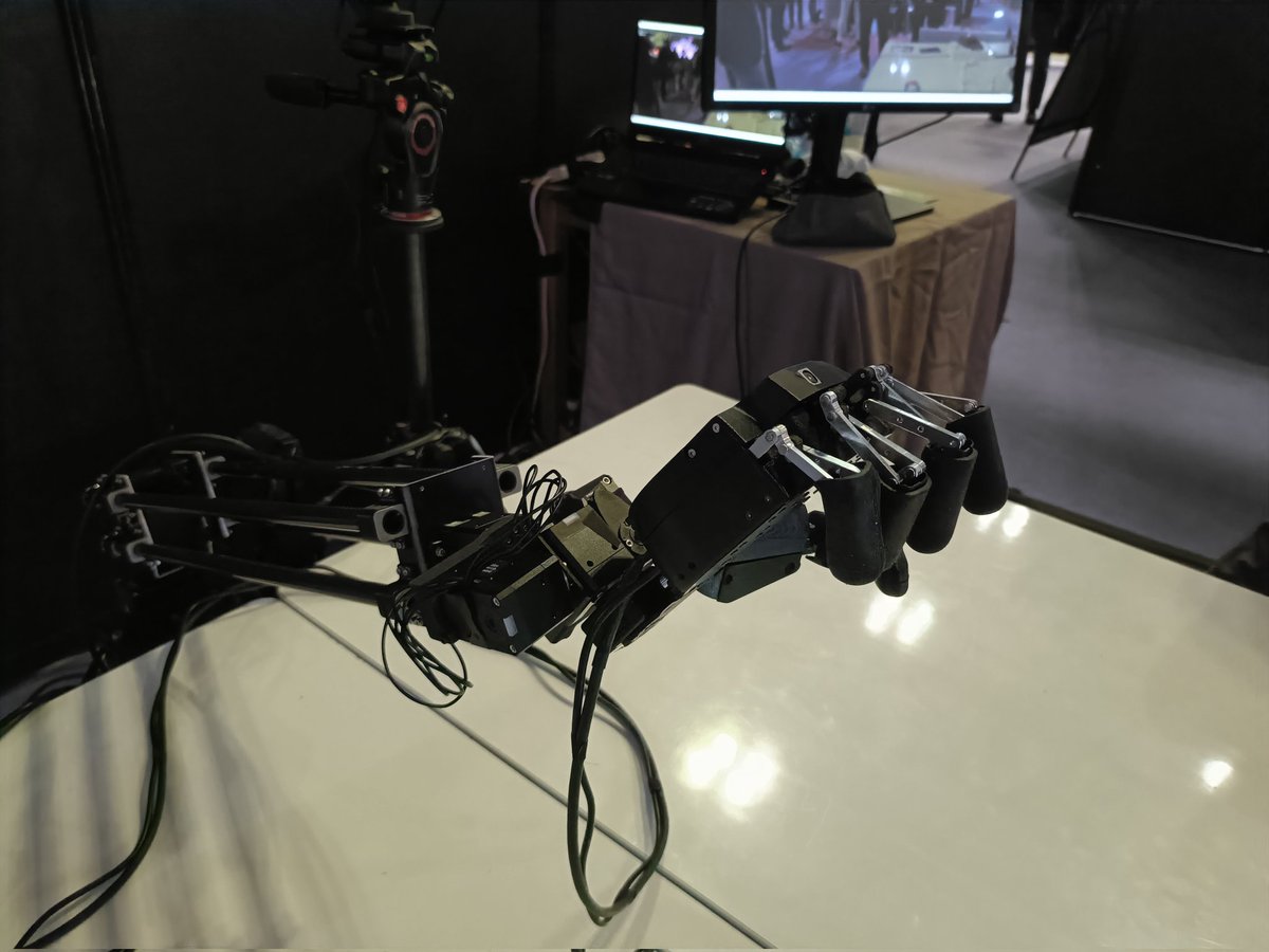 jun_robot's tweet image. InterBEE面白かった！

これは唯一撮ってた、歩くロボットハンドのHandoid
分離して歩き始めて凄かった