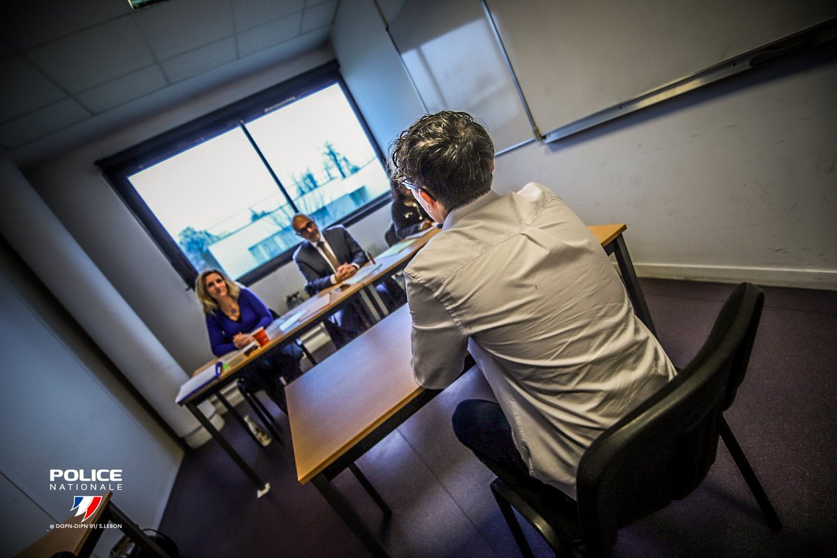 #Recrutement | Dernière ligne droite pour le recrutement des #policiers  adjoints en Essonne👮‍♂️👮‍♀️ ! Les 77 candidats restants, qui ont brillamment réussi les tests écrits et sportifs, passent l'épreuve orale cette semaine. Tous nos vœux de réussite ! 👮‍♂️