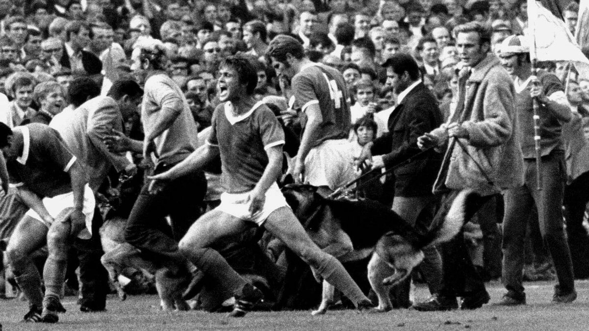 Bu saygıdeğer futbol adamının hayatındaki en ilginç olaylardan biri 1969 yılında Schalke 04 forması giyerken Borussia Dortmund ile oynadığı bir Ruhr derbisinde Schalke'nin attığı golden sonra ortalığın karışması ve bu esnada bir Alman kurdu tarafından kalçasından ısırılmasıdır.