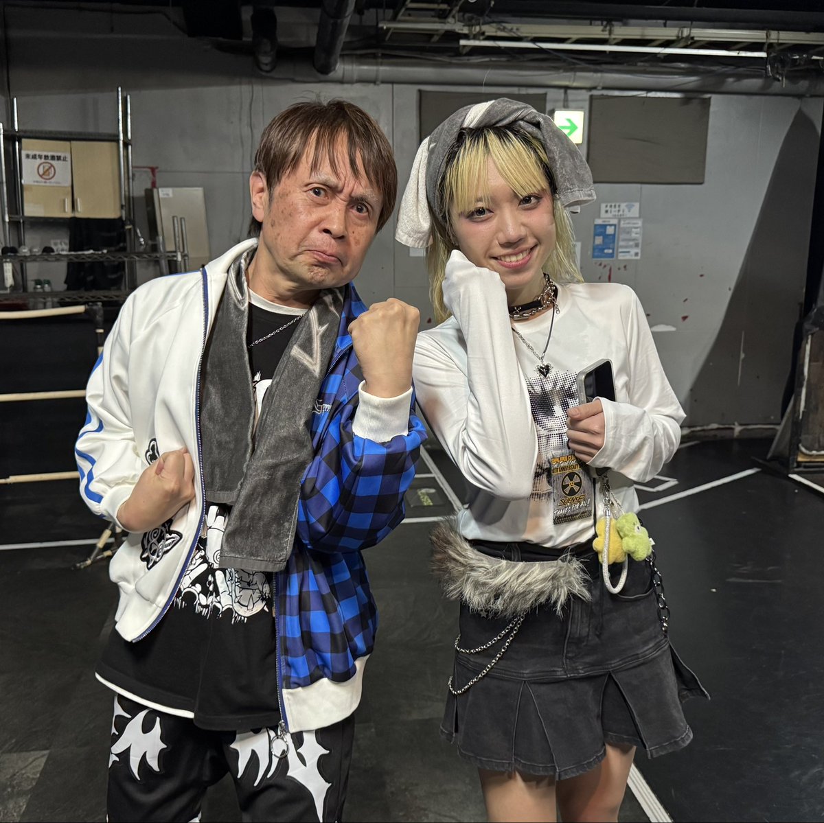 UmaxMetal's tweet image. 11/18新宿サーキット、最後はDimrays。

茜さんクッパみたいな形？のリュック背負ってのステージww HOLIDAYのトリとして貫禄ある圧巻のライブだった🔥いきなりanxietyで始まる意表を突いたセトリもその後はアゲアゲで超楽しかった👍

しかしみんなあんなところからよくステダイできるな…

#Dimrays