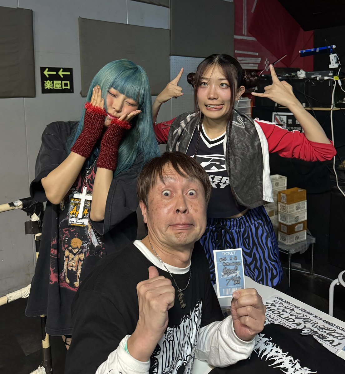 UmaxMetal's tweet image. 11/18新宿サーキット、最後はDimrays。

茜さんクッパみたいな形？のリュック背負ってのステージww HOLIDAYのトリとして貫禄ある圧巻のライブだった🔥いきなりanxietyで始まる意表を突いたセトリもその後はアゲアゲで超楽しかった👍

しかしみんなあんなところからよくステダイできるな…

#Dimrays