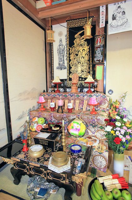 tohkai_joshibu's tweet image. 迎え盆に「盆棚」を作ってふんだんにお供えをし、先祖の霊を手厚く迎える…そんな風習を守るお宅が多い。脚の長い台座型、ひな壇型と、家ごとに形や飾り方が異なるのも興味深い。共通するのは「久々に帰ってきた人たちにゆっくり過ごしてほしい」という願い…たがだの人は優しいんだ
#たかたものがたり