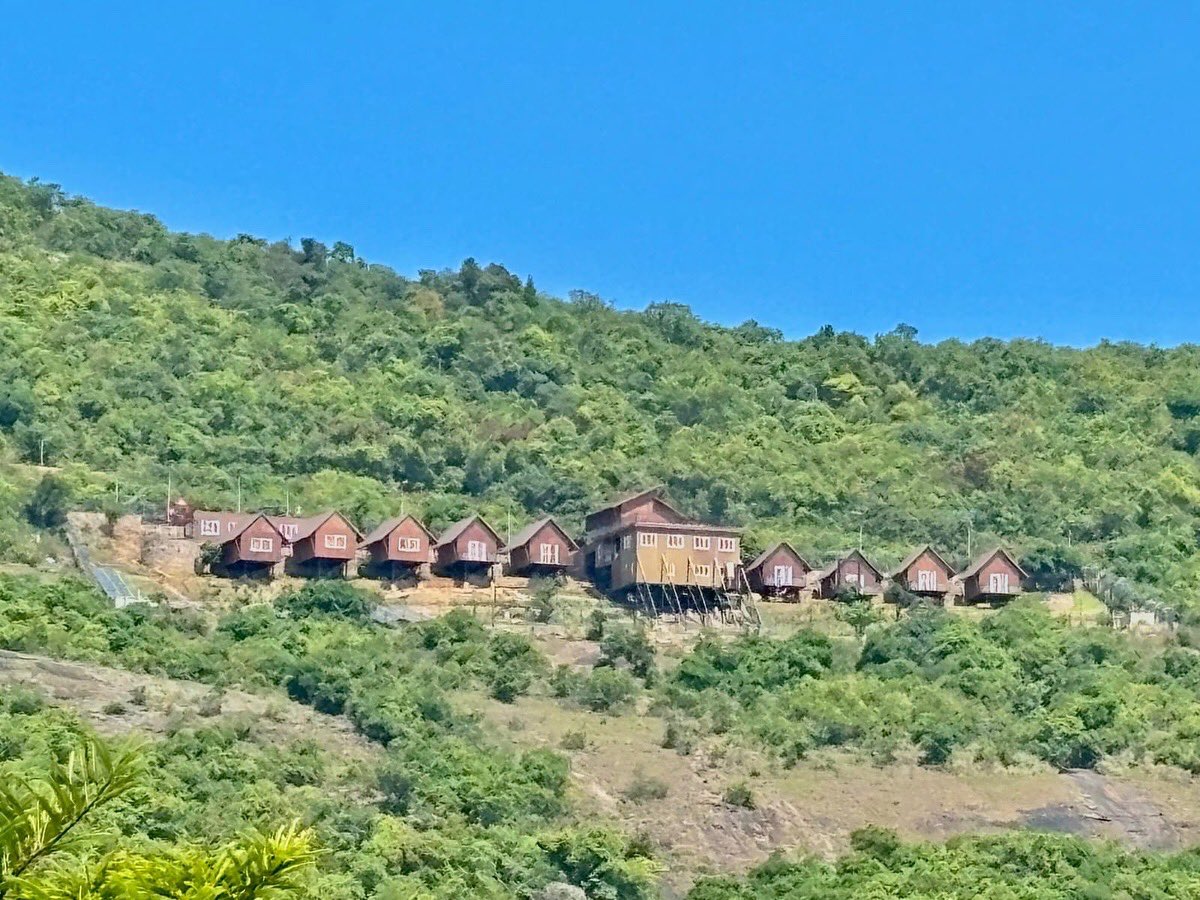 Prem_CWLWOdisha's tweet photo. Mahendragiri Eco Resort is now officially inaugurated in Gajapati district.
Spread over 0.638 ha, it offers 10 eco-friendly cottages including 7 suites and 3 dorms, along with a Conference Hall, Children’s Park, Yoga Lawn, Bonfire area and many more facilities. 
Supporting the Mahendragiri Eco Development Committee, the resort promotes sustainable tourism around Odisha’s second-highest peak.
#WildlifeOdisha #EcoTour #Odisha