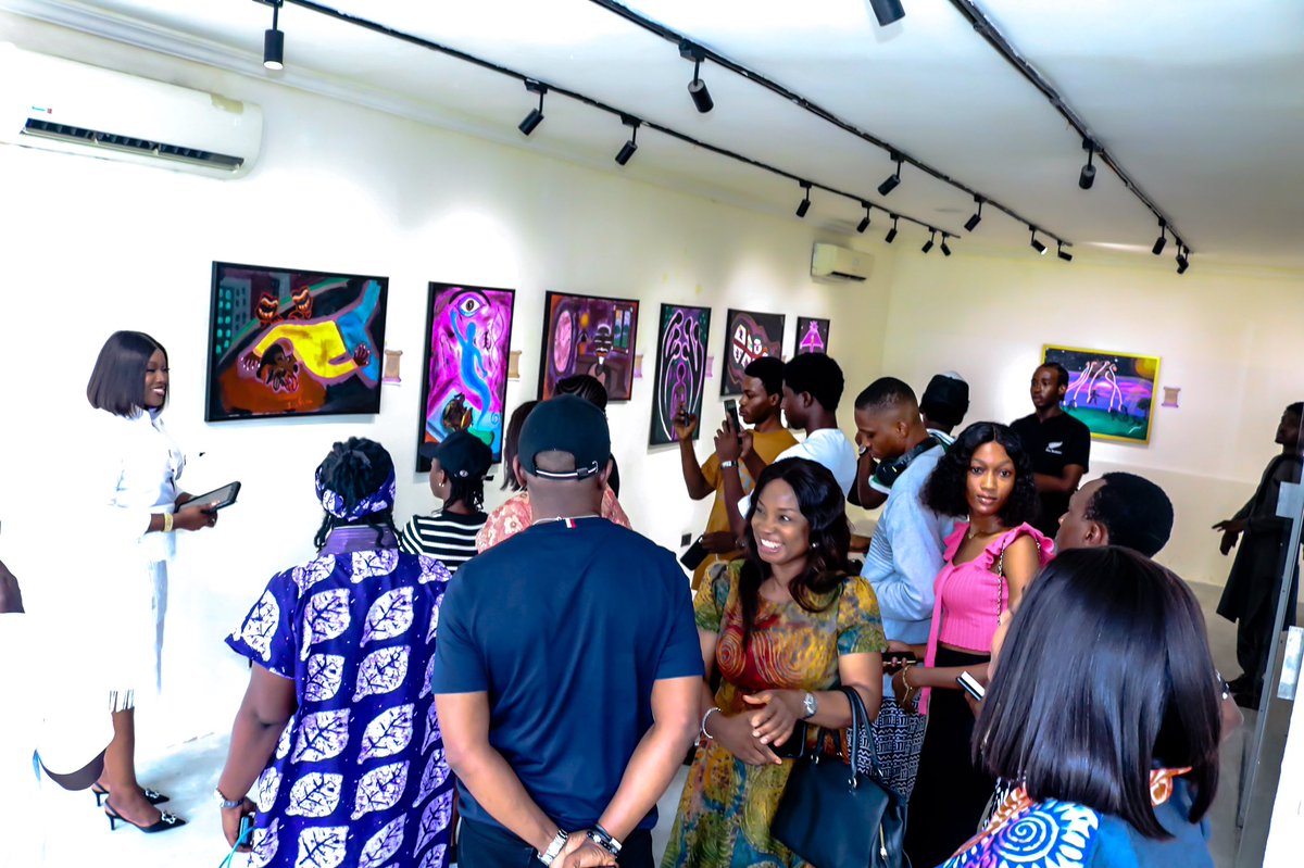 Wal3Chulo's tweet photo. Art lovers from different generations came together to appreciate art, So many that we had to go 4 batches for the saks of space, A very beautiful day it was 💜#Epiphanypurple👁💜 https://t.co/UUcVsK7sWD