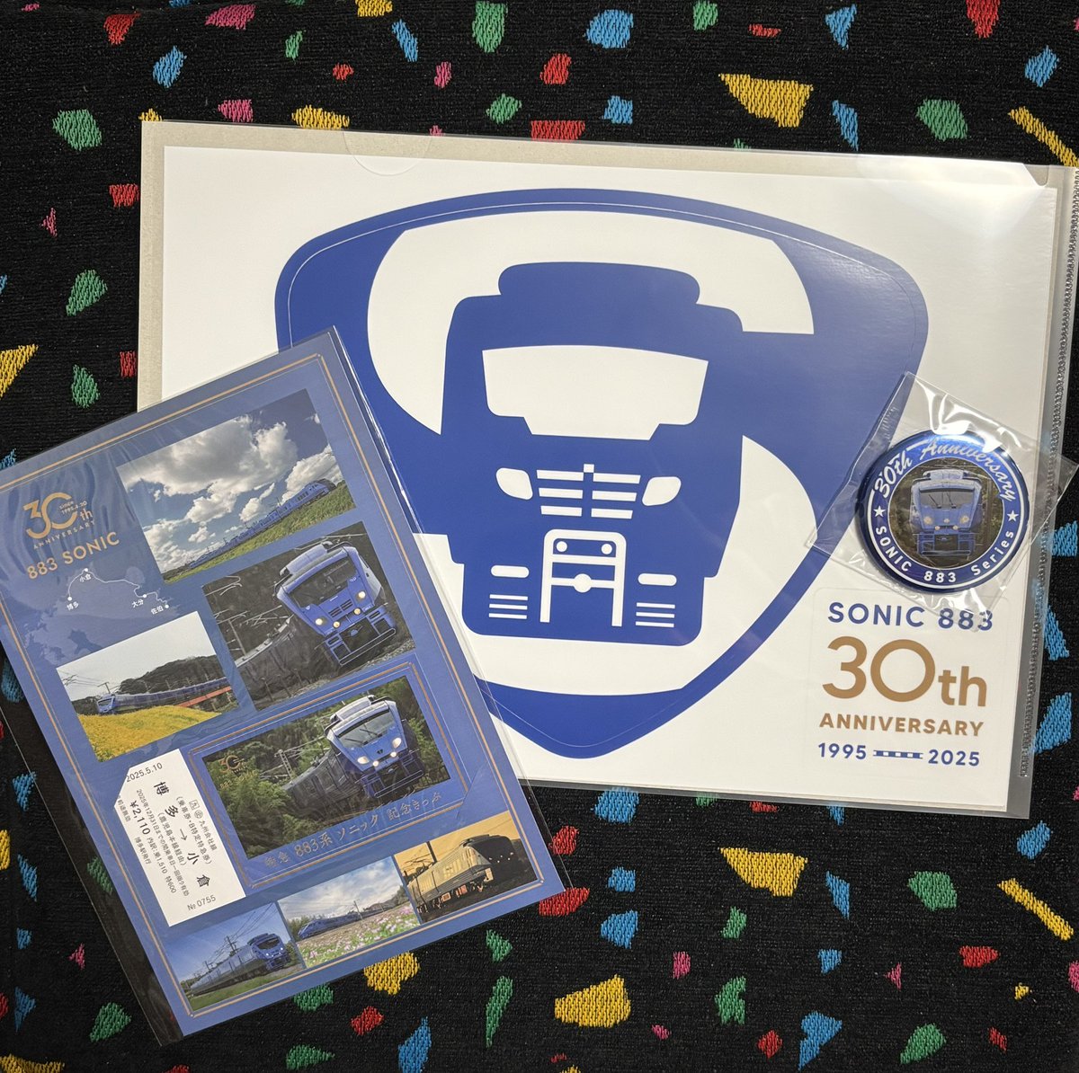 883の記念切符とラッピングステッカーとバッジ届いたー\ ◹ ΞΞ ◸\