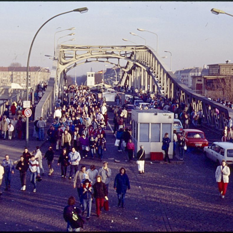 schoene_jens's tweet image. #OTD 1989 #GeteiltesBerlin

Zweites Wochenende nach dem #Mauerfall. Mehr als drei Millionen #DDR-Bürger/innen besuchen West-#Berlin und die Bundesrepublik. Das Ladenschlussgesetz ist vielerorts außer Kraft. Es herrscht weiterhin fröhliches Chaos.