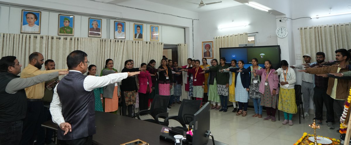 भारत‌रत्न इंदिरा गांधी जयंतीनिमित्त महाज्योती, नागपूर येथे कार्यक्रम आयोजित. 💐🙏🏻 समारोपात कुणाल शिरसाठे व कर्मचाऱ्यांनी राष्ट्रीय एकात्मता दिवसाची शपथ घेतली  #महाज्योती #इंदिरागांधी #IndiraGandhi #IndiraGandhiJayanti #MahajyotiNagpur #Tribute #Leadership #Inspiration