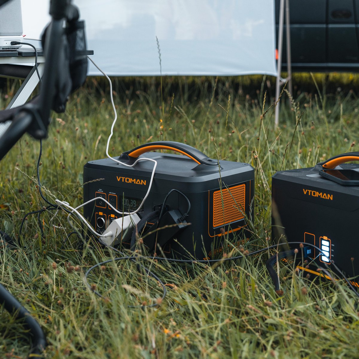 VTOMAN_Official's tweet image. Your outdoor cinema HQ is open! 🎥 
The Jump 1800 brings the power (a massive 1800W!) and the marathon capacity (1548Wh) to run the projector, lights, and speaker all night long. 
#VTOMAN #Jump1800 #PowerStation #CampingGear #VanLife #OutdoorAdventure