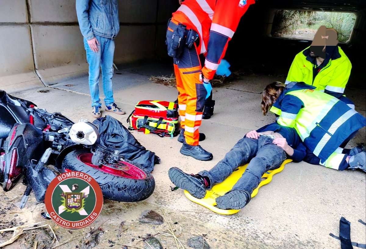 Aviso del <a href="/112Cantabria/">112 Cantabria</a> por accidente de #tráfico, salía de vía de motorista. Movilizado #Bomberos, herido trasladado al hospital.