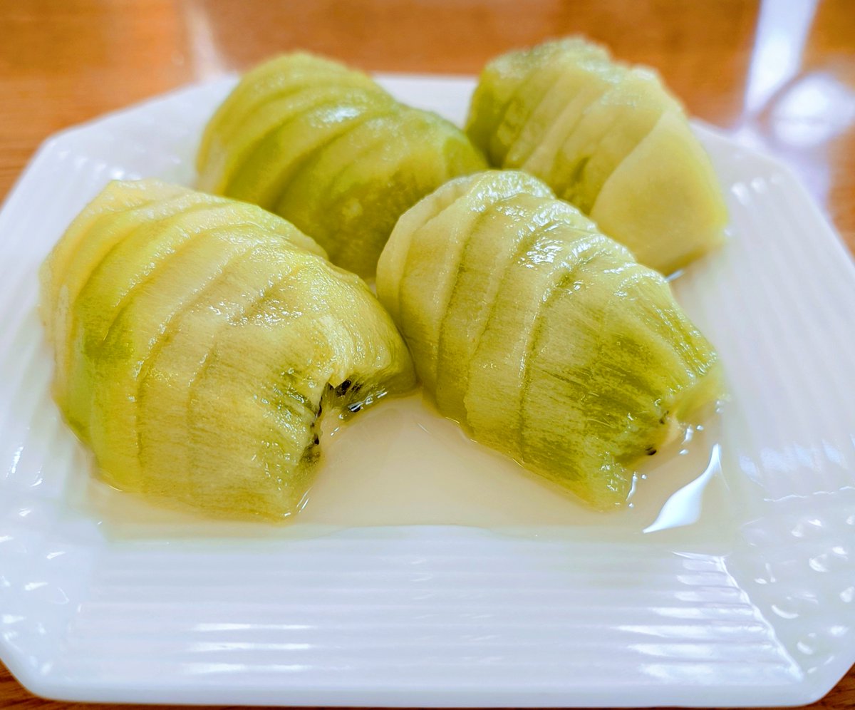 「うわっ……王蟲(オーム)かと思った😨」って😅

…色全然違うし…美味しそうなキウイだべぇ？😁