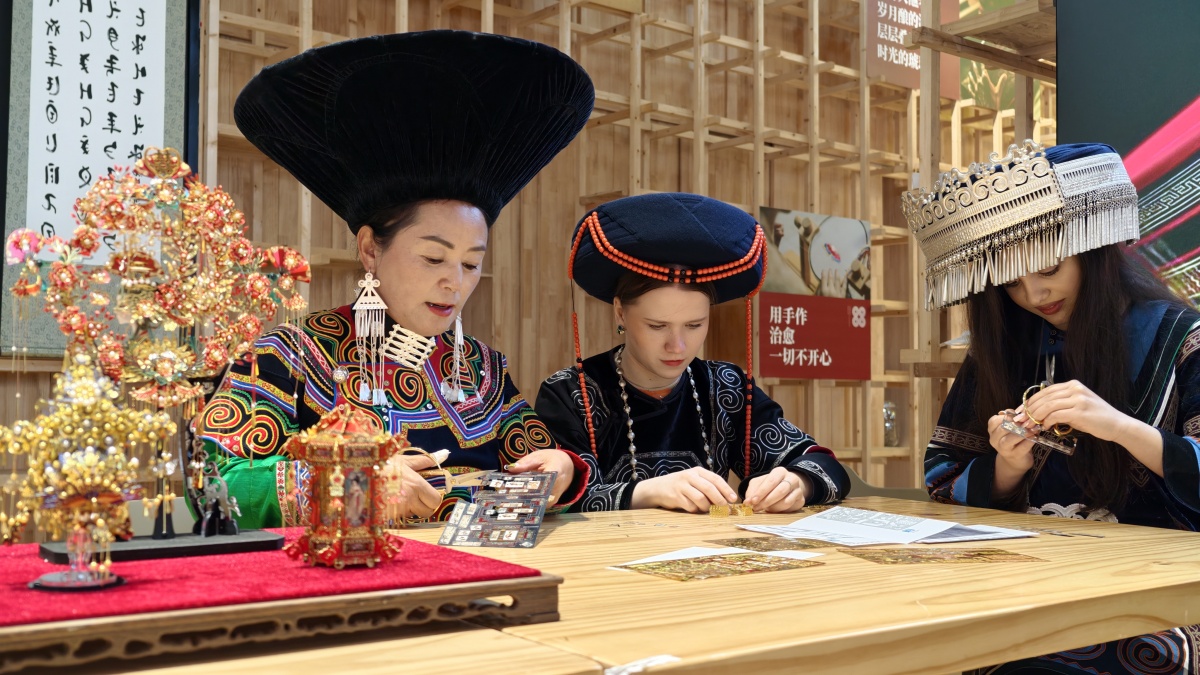 The intangible cultural heritage from #Ningbo's Ninghai county joined the Yi New Year celebrations in Puge, Sichuan. Their partnership — established in 2021 — has brought heritage traditions into Puge's festivals and tourism sector, supporting local development and nurturing a