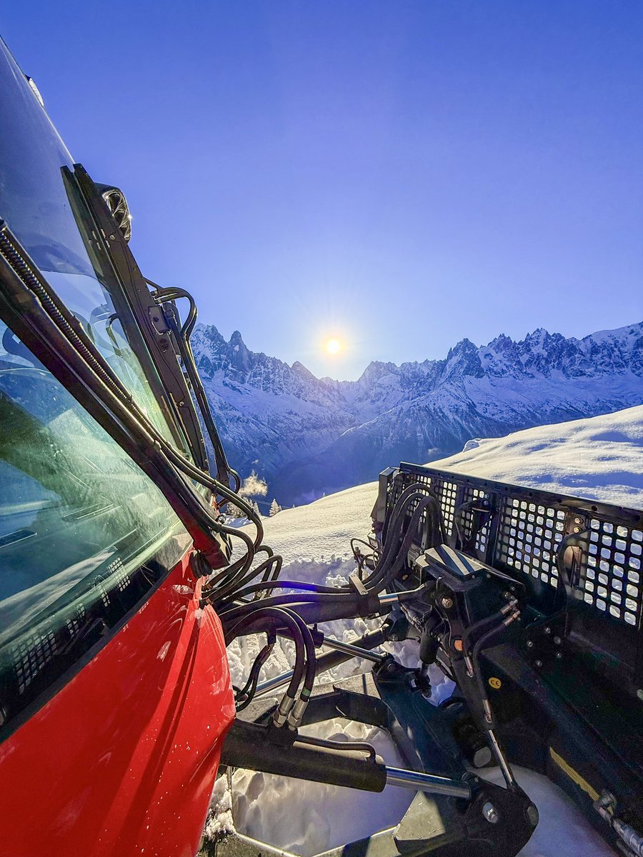 Neige fraîche à La Flégère ❄️

Dameuse en action dès le lever du soleil.
L’hiver se rapproche… 👀

#chamonix #flegere #montblanc