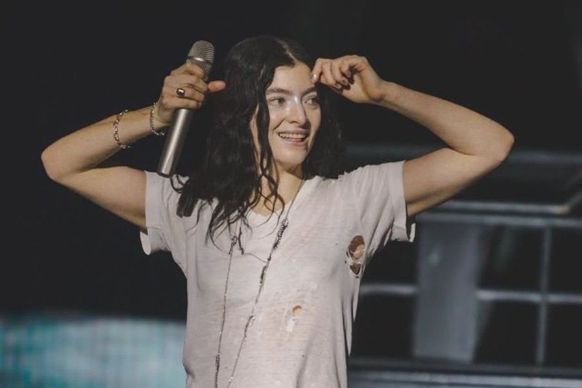 LordeUpdatesBR's tweet image. 🧬 Show 29!!! Glasgow!!!

Tonight, the #UltrasoundWorldTour touches down at the OVO Hydro (capacity: 14,300).

Lorde is joined tonight by Nilüfer Yanya and Jim-E Stack for a huge night in Scotland.

Glasgow, it’s your turn!!!