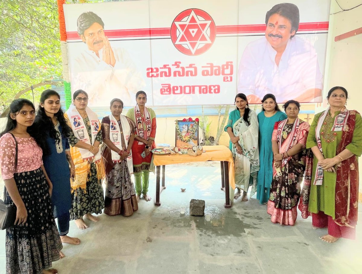 JSPVeeraMahila's tweet image. జనసేన పార్టీ తెలంగాణ వీరమహిళ విభాగం వీరనారి ఝాన్సీ రాణి లక్ష్మీబాయి గారి జయంతి వేడుకలు నిర్వహించారు. ఝాన్సీ రాణి లక్ష్మీబాయి గారి జయంతిని పురస్కరించుకొని కుక్కట్ పల్లిలోని జనసేన పార్టీ రాష్ట్ర కార్యాలయంలో వీరమహిళలు ఝాన్సీ లక్ష్మిభాయి చిత్ర పటానికి పూలమాలలు వేసి ఘనంగా…