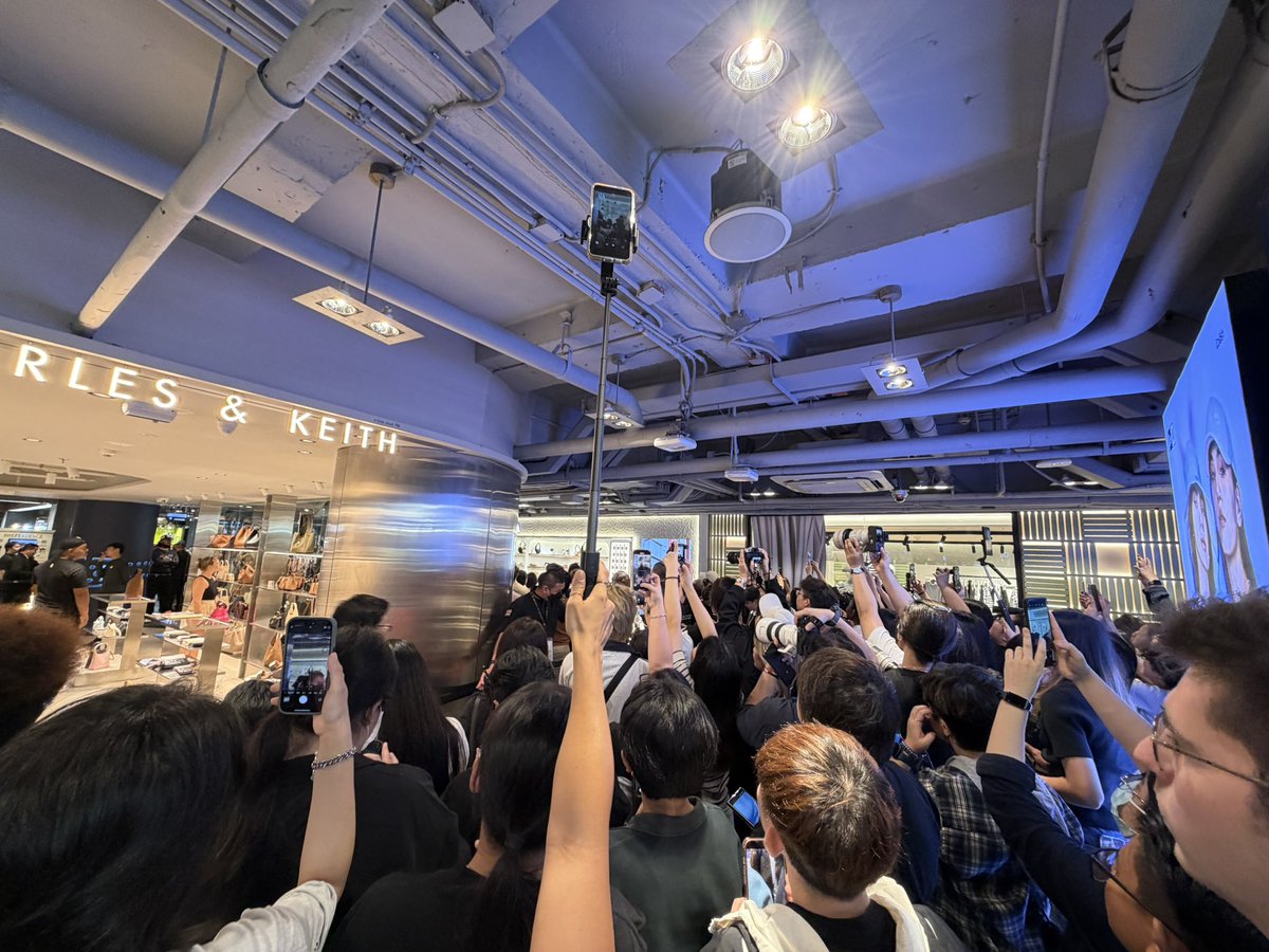 yoongsar's tweet image. Drop comment &quot; Freen u are so loved &quot;

SAROCHA X VIVAIA SIAM CENTER
#FREENxVIVAIATH
#srchafreen