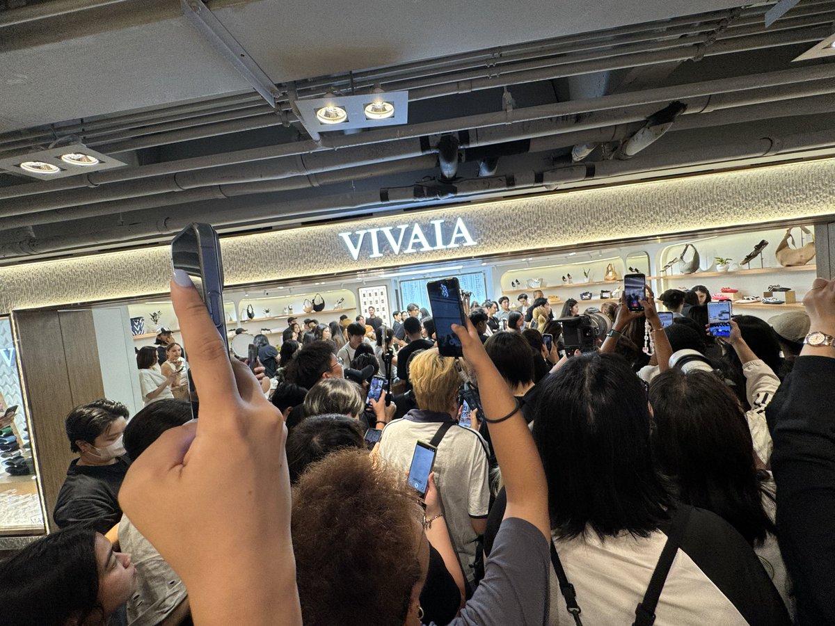 yoongsar's tweet image. Drop comment &quot; Freen u are so loved &quot;

SAROCHA X VIVAIA SIAM CENTER
#FREENxVIVAIATH
#srchafreen