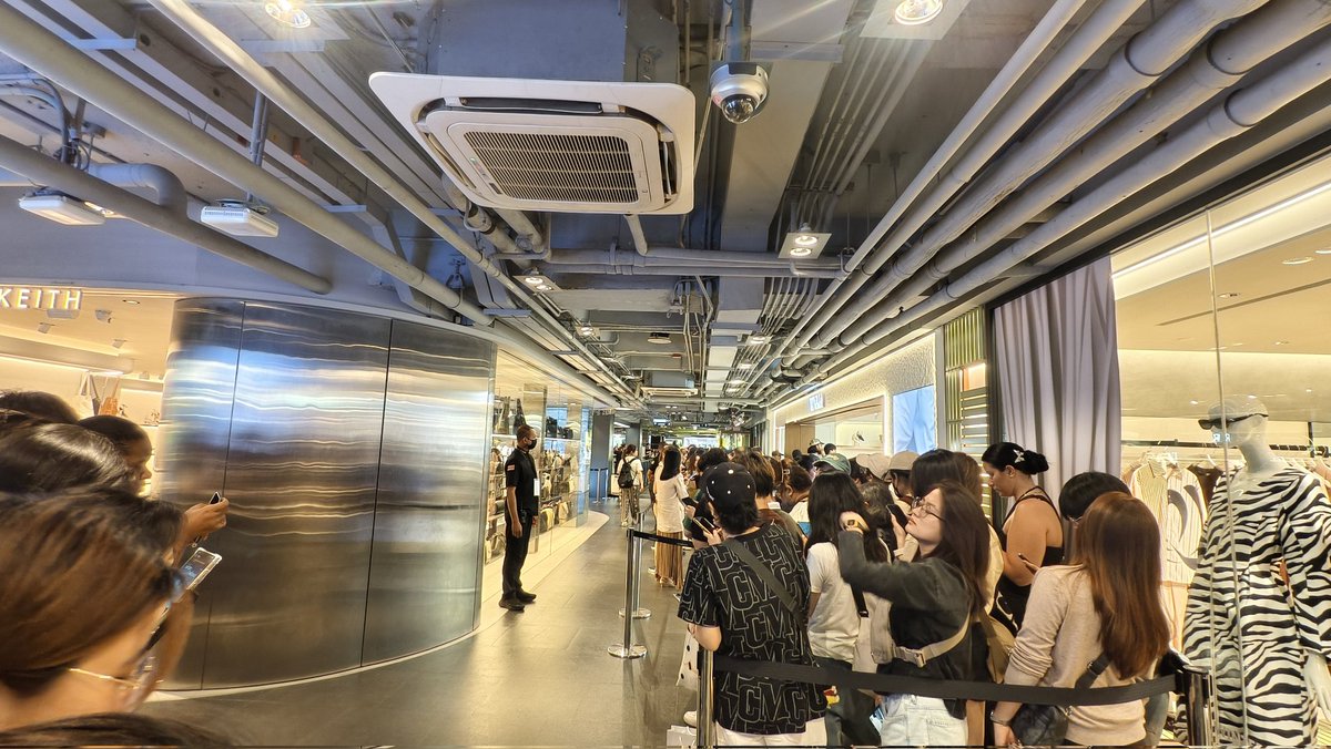 yoongsar's tweet image. Drop comment &quot; Freen u are so loved &quot;

SAROCHA X VIVAIA SIAM CENTER
#FREENxVIVAIATH
#srchafreen