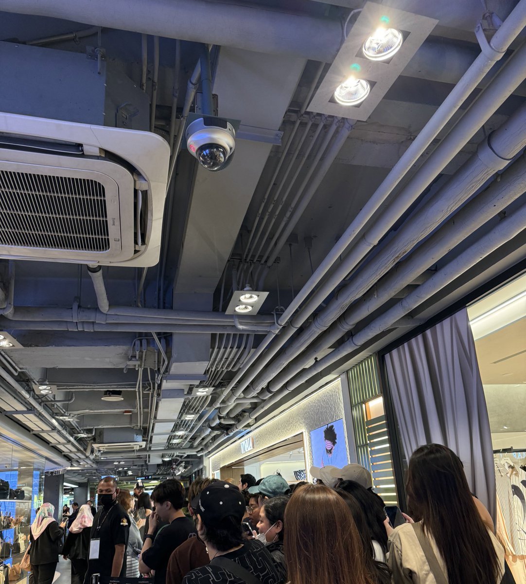 yoongsar's tweet image. Drop comment &quot; Freen u are so loved &quot;

SAROCHA X VIVAIA SIAM CENTER
#FREENxVIVAIATH
#srchafreen