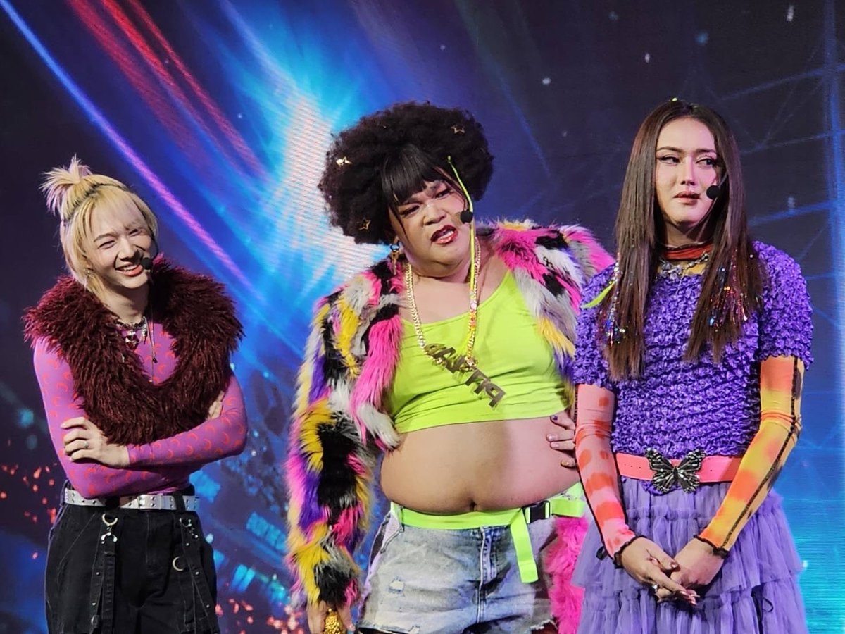 💃รวมพล 'ตัวแม่' VS 'ตัวลูก' แห่งยุค 
เตรียมตัวเปิดศึกสุดฮา 
ในสงครามชิงแสงแย่งไมค์🎤
กับ #ดีว่าราวี 
เจอกันแน่ 10 ธันวาคมนี้ ที่ #SFcinema 🍿❤️

#DivaLavie 
#ดีว่าราวี10ธันวานี้มาแน่
#ดูหนังที่SF