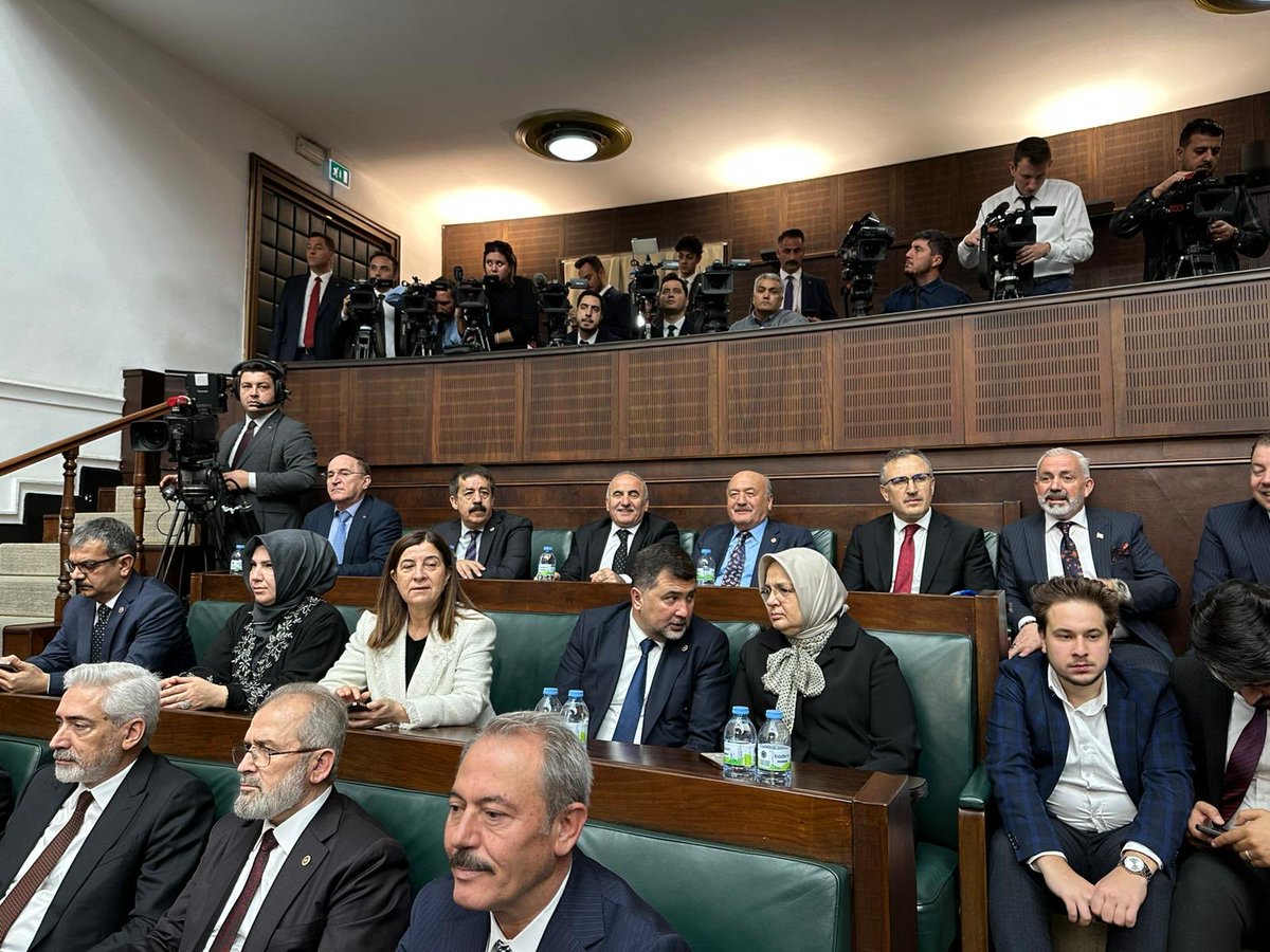 AK Parti Grup Toplantı Salonumuzda, Cumhurbaşkanımız ve Genel Başkanımız Sayın Recep Tayyip Erdoğan’ın katılımıyla haftalık olağan grup toplantımızı gerçekleştirdik.

Toplantımızın hepimiz için hayırlara vesile olmasını diliyorum.