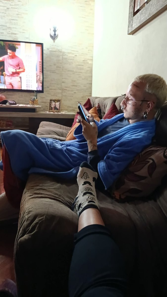 FabiBorba's tweet image. No dia que levamos foi outro dia de terror. Ele falava absurdos para o pai e gravava tudo para postar aqui se fazendo de vítima. Descobrimos tanta coisa. Ele comprava remédios com receita falsa. Imprimia aqui em casa mesmo. Fumava diaa e noite. Dormia 24h. Machucou o pai.