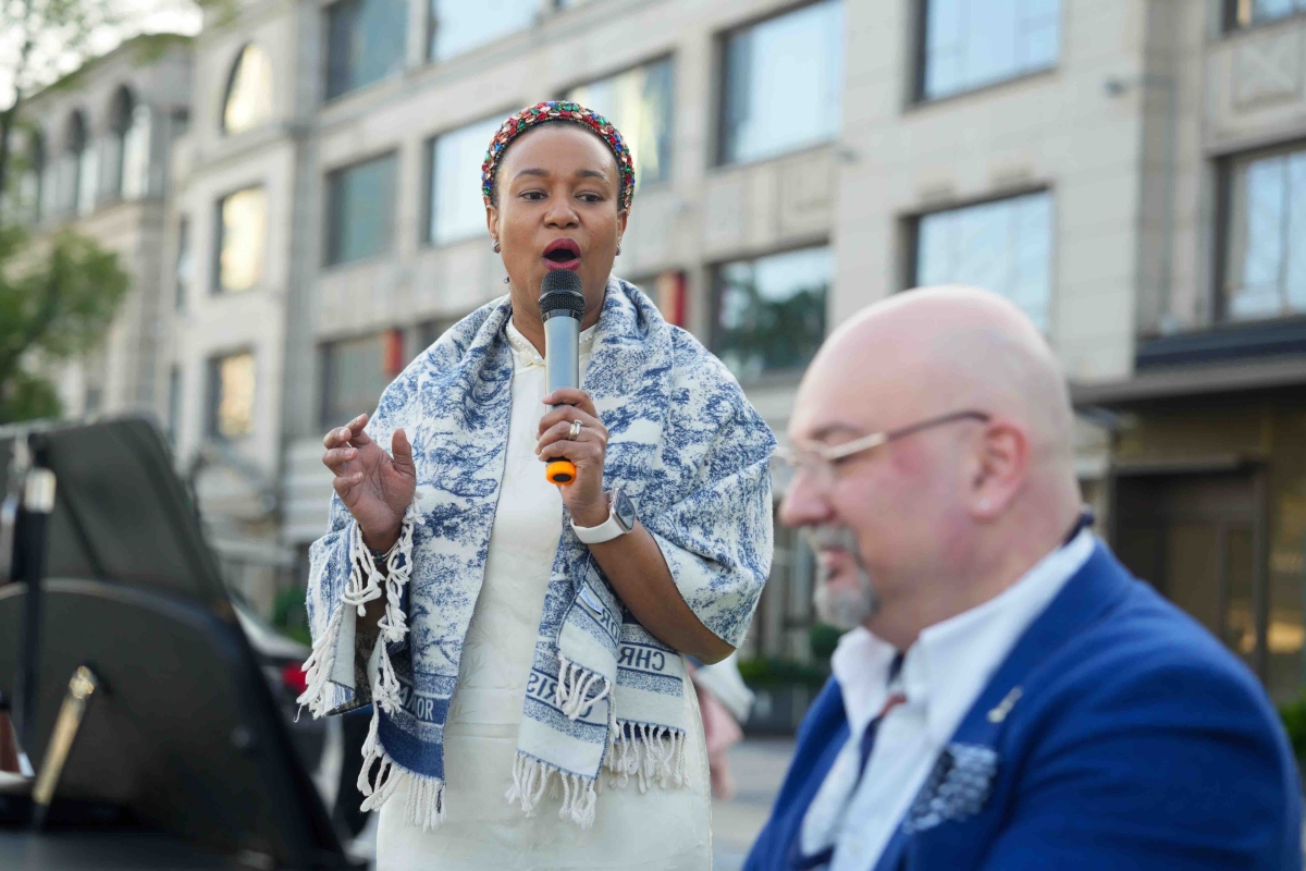 Three musicians from Spain and Bulgaria, now #Ningbo residents, brought the Old Bund to life with an impromptu performance. Their strings, vocals, and clarinet blended beautifully, captivating both locals and tourists. Through music, they expressed their deep love for the city