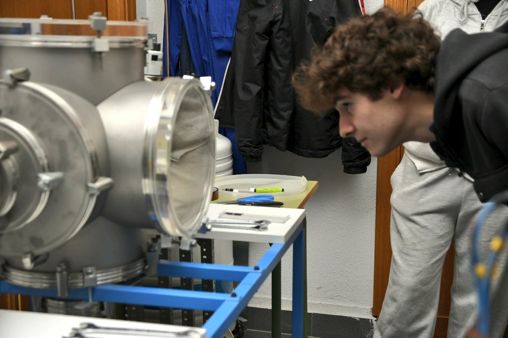 aeroespacialUPM's tweet image. El Laboratorio de Plasmas Fríos de la #ETSIAE abre sus puertas en esta actividad de #UPMConecta: “Análisis de plasma generado en laboratorio con sondas de Langmuir para el entorno espacial”. Los asistentes han podido ver una demostración de generación de plasma.
#somosUPM @La_UPM