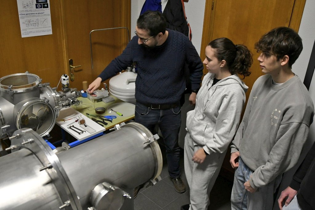 aeroespacialUPM's tweet image. El Laboratorio de Plasmas Fríos de la #ETSIAE abre sus puertas en esta actividad de #UPMConecta: “Análisis de plasma generado en laboratorio con sondas de Langmuir para el entorno espacial”. Los asistentes han podido ver una demostración de generación de plasma.
#somosUPM @La_UPM