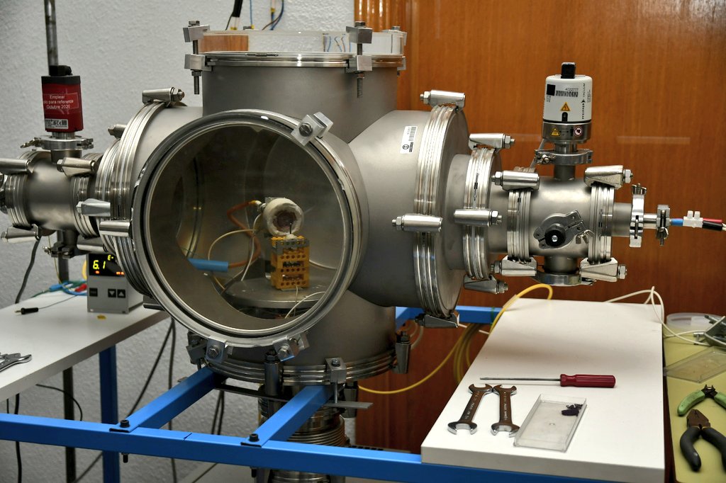 aeroespacialUPM's tweet image. El Laboratorio de Plasmas Fríos de la #ETSIAE abre sus puertas en esta actividad de #UPMConecta: “Análisis de plasma generado en laboratorio con sondas de Langmuir para el entorno espacial”. Los asistentes han podido ver una demostración de generación de plasma.
#somosUPM @La_UPM