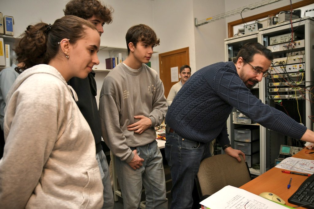 aeroespacialUPM's tweet image. El Laboratorio de Plasmas Fríos de la #ETSIAE abre sus puertas en esta actividad de #UPMConecta: “Análisis de plasma generado en laboratorio con sondas de Langmuir para el entorno espacial”. Los asistentes han podido ver una demostración de generación de plasma.
#somosUPM @La_UPM