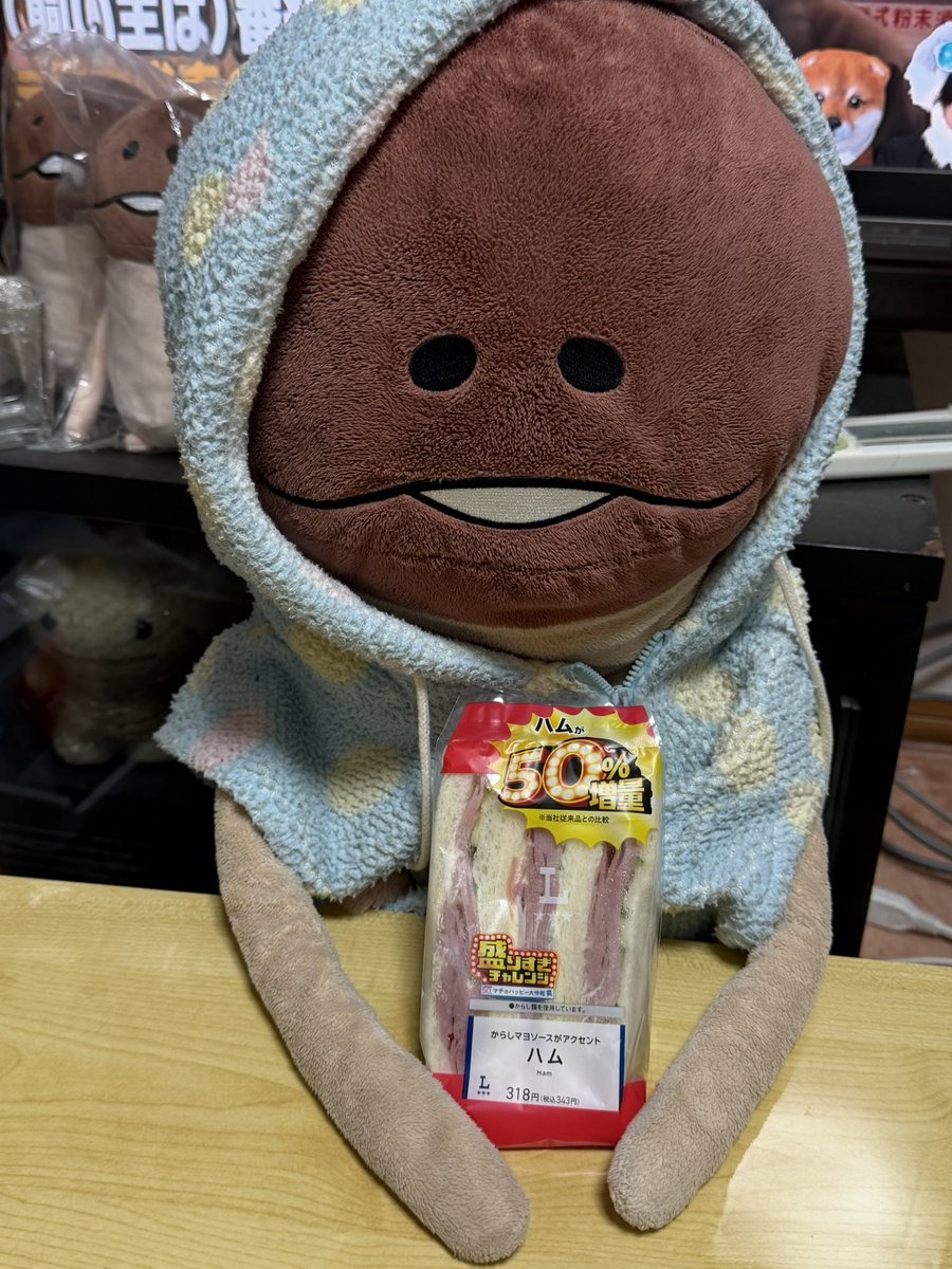 kurageniitan's tweet image. んふんふ！（盛りすぎチャレンジサンドイッチ初ゲット！）
んふんふ〜（ロールケーキももちろん買ったよ〜）
#なめこ　#方吉　#菇菇　#나메코
#ローソン盛りすぎチャレンジ