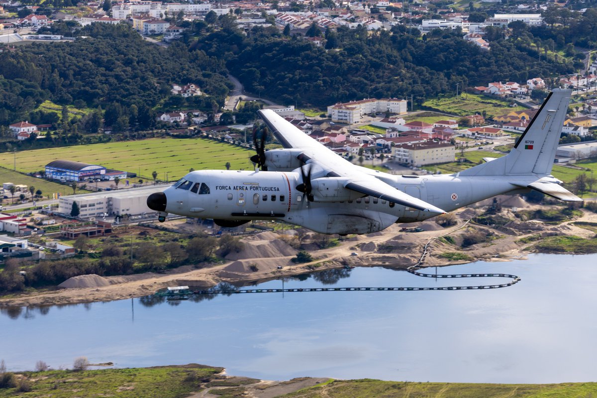 fap_pt's tweet photo. Dois doentes a necessitar de cuidados médicos urgentes foram transportados, na tarde de ontem, por um avião #C295M, da Esquadra 502 - "Elefantes".
A missão foi concluida com sucesso entre a Ilha das #Flores e a Ilha de #SãoMiguel, nos #Açores.
#ForçaAérea #MEDEVA #Saúde https://t.co/MtJOQWeXWK