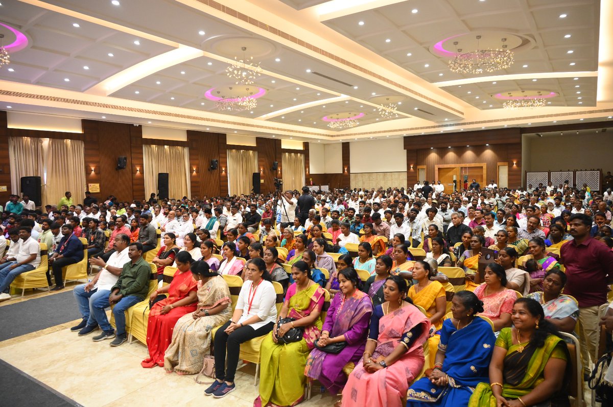 maiamofficial's tweet image. மக்கள் நீதி மய்யம் கட்சியின் திருச்சி மண்டல ஆலோசனைக் கூட்டம் திருவெறும்பூர் சட்டமன்றத் தொகுதியில், தலைவர் திரு. கமல் ஹாசன்  @ikamalhaasan அவர்கள் தலைமையில் நடைபெற்றது.

இந்த ஆலோசனைக் கூட்டத்தில் தலைவர் அவர்கள், 

2026 சட்டமன்றத் தேர்தலை முன்னிட்டு மேற்கொள்ள வேண்டிய பணிகள், பூத்…