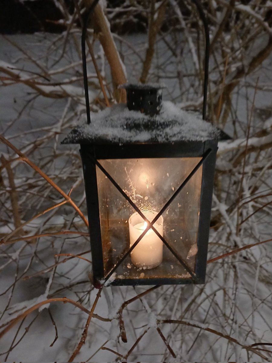 Kierrätystä. Löysin hautausmaan roskiksesta tämän ihan ok kuntoisen, vähän ruostuneen lyhdyn. Se sai jatkoaikaa meidän talon pihalla. Laitoin siihen kynttilän palamaan.