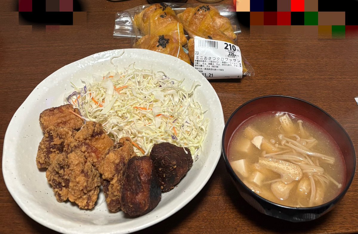 みんな〜こんばんは🌙* :ﾟ
お風呂から上がったよー🛀

今日は。
鶏唐揚げ、サラダ🥗、味噌汁
おさつミニクロワッサン。

それでは*˙︶˙*)ﾉ"
麦茶でかんぱーい(*･∀-)db(-ω･*)