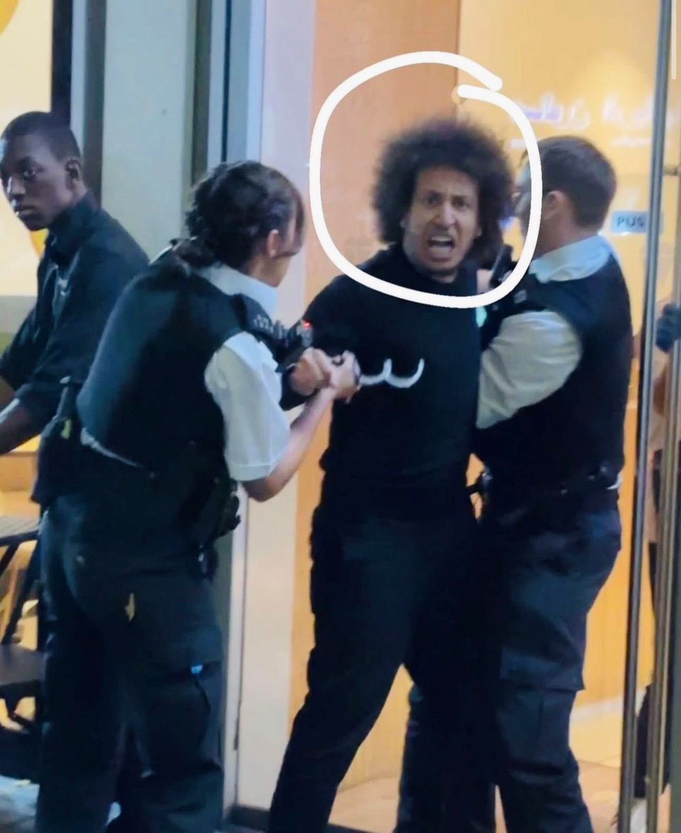 ElAhlyToDay74's tweet image. احمد عبدالقادر ميدو شاب وطنى عنده بكره محاكمه فى لندن بعد ما قعد ٣ شهور ممنوع من السفر هناك عشان رفض ان بلده و سفارتها يتم الاعتداء عليها و تصدى برجوله ليهم 
كل الدعم يااحمد
#ادعم_البطل_احمد_عبدالقادر