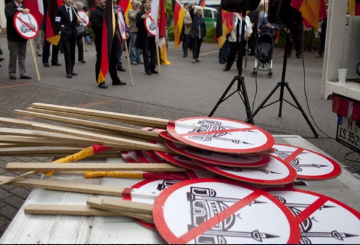 İslam düşmanlığını kınıyor, daha fazla koruma ve duyarlılık talep ediyoruz!

Federal Kriminal Dairesi (BKA) verilerine göre Almanya'da 2025'in ilk 9 ayında 930 İslam düşmanı nefret suçu işlendi. Camilere yönelik onlarca (en az 31) saldırı, yaralanan insanlar... Bu rakamlar alarm