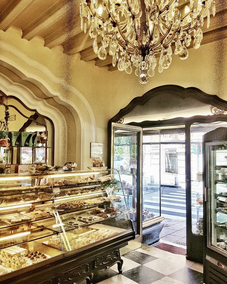 One of the little “quiet luxuries” I allow myself is breakfast in historic cafés

This is one of my favorites
Mangini, Genoa, Italy 🇮🇹

Its unique feature: cash only 💸

They’ve been fighting a long battle in court against bank fees for years

For now they’re holding their ground