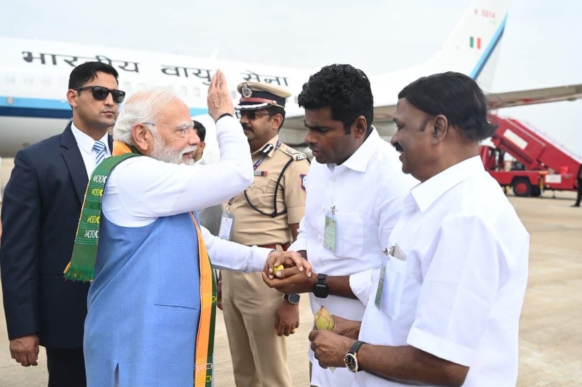 EditorPushparaj's tweet image. அண்ணாமலை தோளில் தட்டி கொடுத்த PM மோடி
#Annamalai #Modi #ModiinTN #Kovai