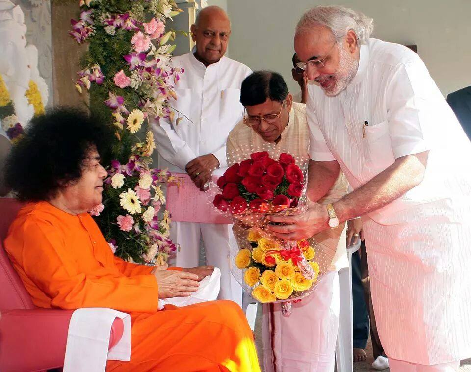 sarididp's tweet photo. శ్రీ సత్యసాయి బాబాతో 30 ఏళ్లఅనుబంధాన్ని స్మరించిన పధ్రాని మోదీగారు “బాబా వినయం, సేవా భావం
మనుష్యత్వా నికిశాశ్వత ప్రేరణ. #SatyaSaiSevaloModi https://t.co/94eGpPLMgN