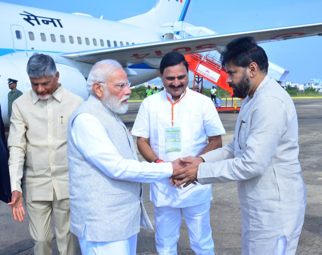 APDeputyCMO's tweet image. భగవాన్ శ్రీ సత్యసాయి బాబా శతజయంతి ఉత్సవాల్లో పాల్గొనేందుకు పుట్టపర్తి విమానాశ్రయం చేరుకున్న గౌరవ భారత ప్రధాని శ్రీ @narendramodi గారికి గౌరవ ముఖ్యమంత్రి శ్రీ @ncbn గారితో కలిసి ఘన స్వాగతం పలికిన రాష్ట్ర ఉప ముఖ్యమంత్రి @PawanKalyan. ఈ కార్యక్రమంలో కేంద్ర సహాయ మంత్రి శ్రీ @BjpVarma…