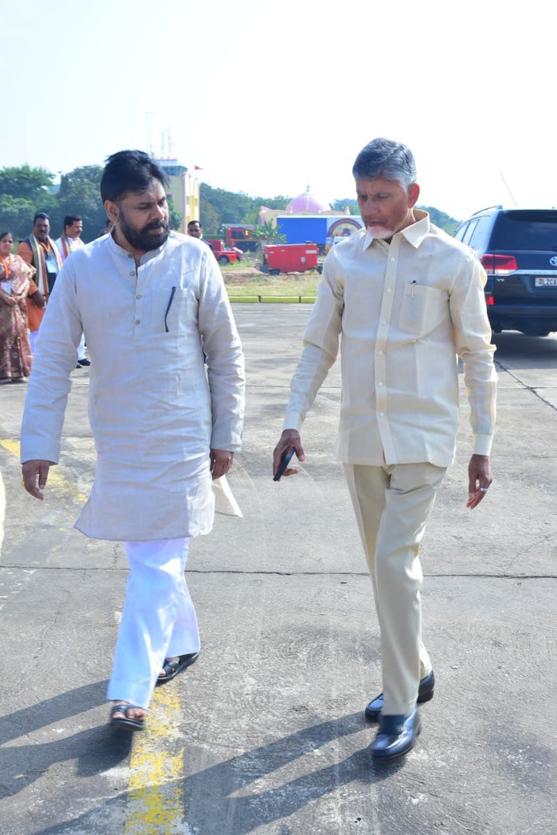 APDeputyCMO's tweet image. భగవాన్ శ్రీ సత్యసాయి బాబా శతజయంతి ఉత్సవాల్లో పాల్గొనేందుకు పుట్టపర్తి విమానాశ్రయం చేరుకున్న గౌరవ భారత ప్రధాని శ్రీ @narendramodi గారికి గౌరవ ముఖ్యమంత్రి శ్రీ @ncbn గారితో కలిసి ఘన స్వాగతం పలికిన రాష్ట్ర ఉప ముఖ్యమంత్రి @PawanKalyan. ఈ కార్యక్రమంలో కేంద్ర సహాయ మంత్రి శ్రీ @BjpVarma…